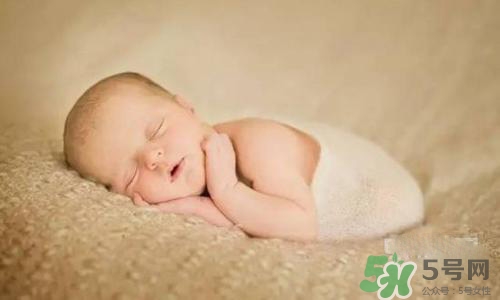 新生兒背上長了很多小紅疹怎么辦？新生兒長小紅疹怎么回事？