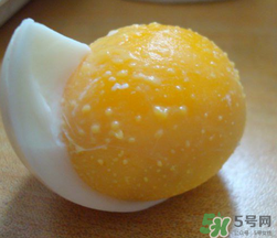 熟雞蛋滾臉有什么好處？熟雞蛋滾臉能吸毒素嗎？