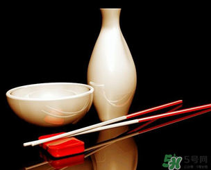 白酒可以帶上飛機(jī)嗎？飛機(jī)可以托運(yùn)白酒嗎？
