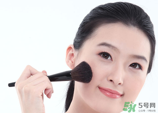 冬天化妝起皮怎么辦？冬天化妝臉干怎么辦？