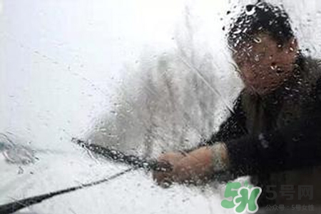 冬天早上車(chē)玻璃上的冰霜怎么弄？冬天早上車(chē)玻璃上的霧怎么弄？