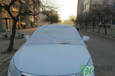 冬天早上車(chē)玻璃上的冰霜怎么弄？冬天早上車(chē)玻璃上的霧怎么弄？
