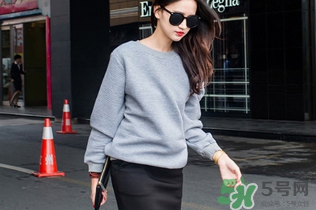 冬天衛(wèi)衣里面穿什么？套頭衛(wèi)衣里面還穿衣服么？