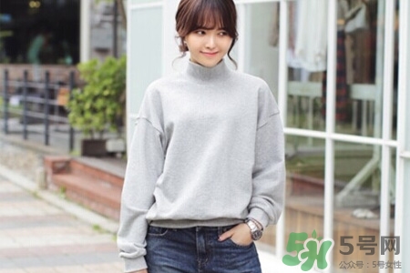 冬天衛(wèi)衣里面穿什么？套頭衛(wèi)衣里面還穿衣服么？
