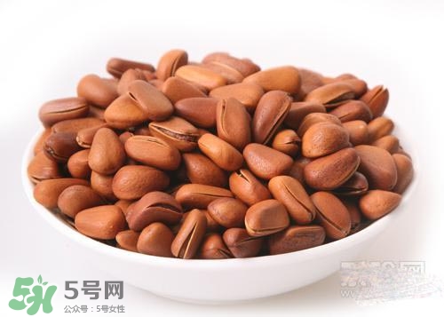 松子和核桃哪個營養(yǎng)價值更高？松子和核桃哪個更容易發(fā)胖？