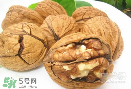 松子和核桃哪個營養(yǎng)價值更高？松子和核桃哪個更容易發(fā)胖？