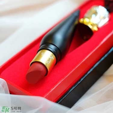 cl黑管口紅和金管有什么區(qū)別？cl黑管和cl金管哪個(gè)好？
