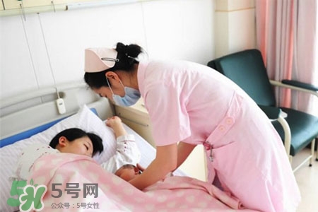 喂母乳為什么會胸部下垂？正確哺乳不會導(dǎo)致胸部下垂