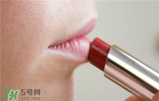 防曬唇膏要卸妝嗎？防曬唇膏晚上可以用嗎？