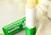 小甘菊唇膏小孩能用嗎？herbacin賀本清小甘菊唇膏小孩可以用嗎？