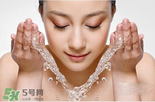 封閉性粉刺用什么洗臉？封閉性粉刺怎么洗臉？