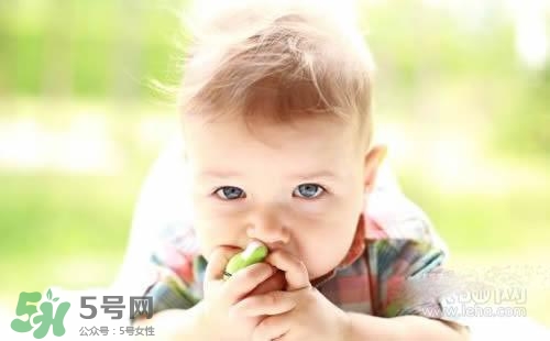 寶寶喜歡咬下嘴唇是怎么回事？寶寶喜歡咬下嘴唇怎么辦？