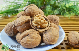 核桃皮發(fā)黑是怎么回事？核桃皮是黑色的能吃嗎？