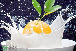 吃完橙子可以喝牛奶嗎？吃完橙子多久能喝牛奶？