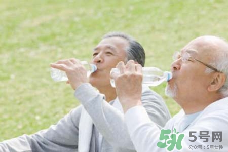 霧霾天為什么要多喝水？霧霾天要喝多少水才健康？
