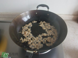 熬豬油為什么要加水？熬豬油水放多了怎么辦？