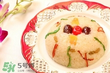 八寶飯什么時候吃？平?？梢猿园藢氾垎幔?></p><h3>八寶飯的制做方法</h3><p>原料：糯米200克，蓮子10克，黃瓜10克，桂圓10克，梅子10克，蜜棗10克。</p><p>調(diào)料：白砂糖150克，豬油（煉制）10克，玉米淀粉10克，桂花3克。</p><p>1.將糯米淘洗干凈，放入清水中浸1-2小時后盛入容器略灑一些水，上籠蒸30分鐘至熟。</p><p>2.鍋內(nèi)放豬油，水(如喜歡吃稀一點可略多加一點水)，白糖，待糖溶化后，下濕淀粉勾薄芡，再將糯米飯倒入炒透，最后放蓮心，青梅，綠瓜絲，蜜棗，桂圓肉，桂花，拌勻盛起即可。</p> </div>
<div align=