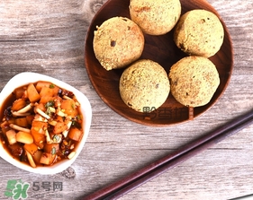 豆腐丸子要用面粉嗎？做豆腐丸子是用面粉還是淀粉？