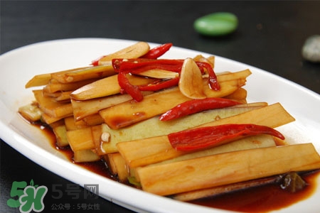 酸蘿卜用陳醋還是白醋？泡酸蘿卜白醋和水比例