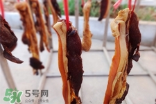 熏肉變黑了還能吃嗎？熏肉變黑是熏糊了嗎？
