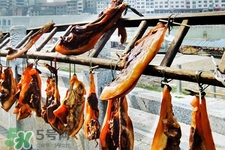 熏肉變黑了還能吃嗎？熏肉變黑是熏糊了嗎？