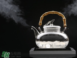 冬天喝涼水好嗎？冬天喝冷水還是熱水？