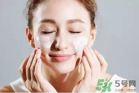 卸妝膏和卸妝水哪個(gè)好？卸妝膏和卸妝水的區(qū)別