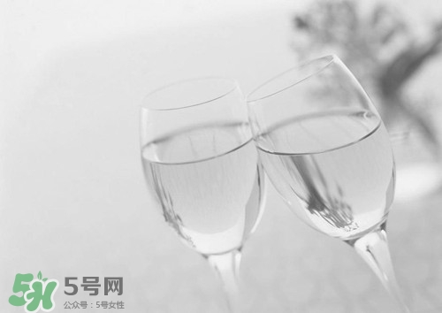 白酒可以?xún)都t牛嗎?白酒兌紅酒喝有害嗎