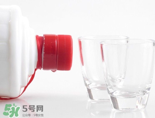 白酒可以?xún)都t牛嗎?白酒兌紅酒喝有害嗎
