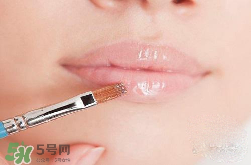 嘴唇干裂涂蜂蜜有用嗎？怎樣用蜂蜜改善嘴唇干裂？