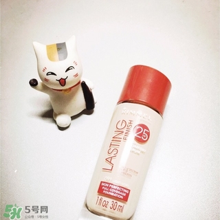 rimmel芮謎粉底液紅瓶藍(lán)瓶哪個(gè)好？rimmel粉底液紅藍(lán)瓶對(duì)比