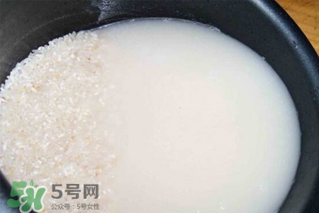 淘米水可以治白發(fā)嗎？淘米水洗頭發(fā)能治白發(fā)？
