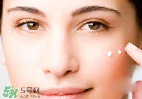 妝前乳是粉底液嗎？妝前乳和粉底液的區(qū)別