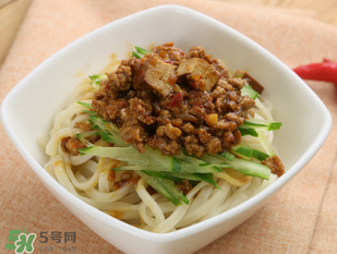 減肥可以吃炸醬面嗎？減肥期間吃炸醬面會(huì)胖嗎？
