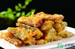 面粉炸魚怎么做？怎么用面粉炸魚？