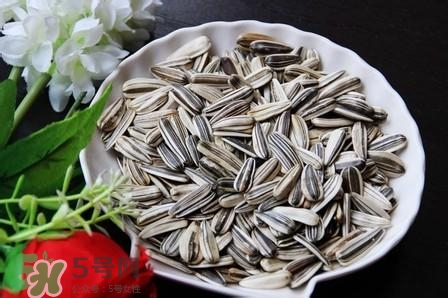 吃瓜子會(huì)口腔潰瘍嗎？口腔潰瘍可以吃瓜子嗎？