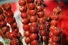 做糖葫蘆的紅色是什么？糖葫蘆外面紅色的是色素嗎？