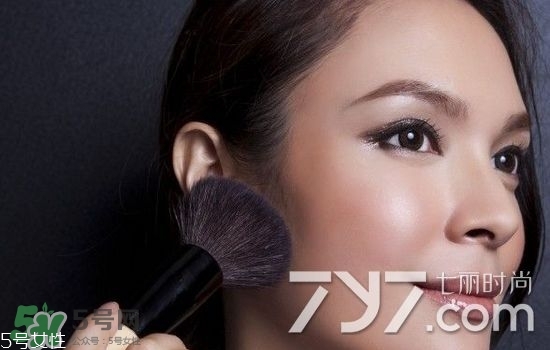 修容膏和修容粉哪個(gè)好用？新手用修容粉好還是膏好？