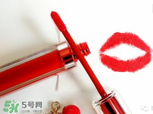 涂唇釉嘴唇干是怎么回事？涂唇釉嘴唇干怎么辦？