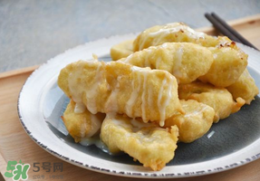 炸香蕉外面包裹的是什么？炸香蕉放面粉好還是淀粉？