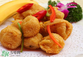 炸香蕉外面包裹的是什么？炸香蕉放面粉好還是淀粉？