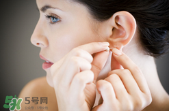 一次性耳釘怎么取下來？一次性耳釘多久取下來？