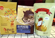 百草味和良品鋪?zhàn)幽膫€(gè)好？百草味和良品鋪?zhàn)訉?duì)比