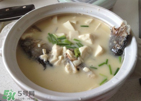 鯽魚湯怎么做才白？鯽魚湯怎么熬成奶白色？