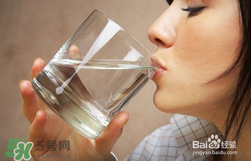 嘴唇干燥是什么原因？嘴唇干裂脫皮怎么辦？