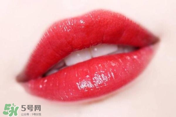 ysl鏡面唇釉和黑管唇釉哪個好？ysl鏡面唇釉和黑管唇釉區(qū)別