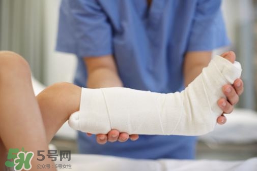 骨裂吃什么好得快？骨裂和骨折的區(qū)別