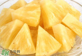 菠蘿削皮可以直接吃嗎？菠蘿削皮直接吃有毒嗎？