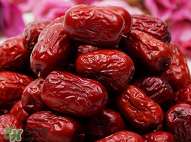 紅棗外面白色的是什么？紅棗上面有一層白的是什么東西？