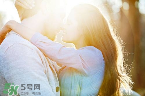 男人接吻時在想什么？男人接吻為什么伸舌頭